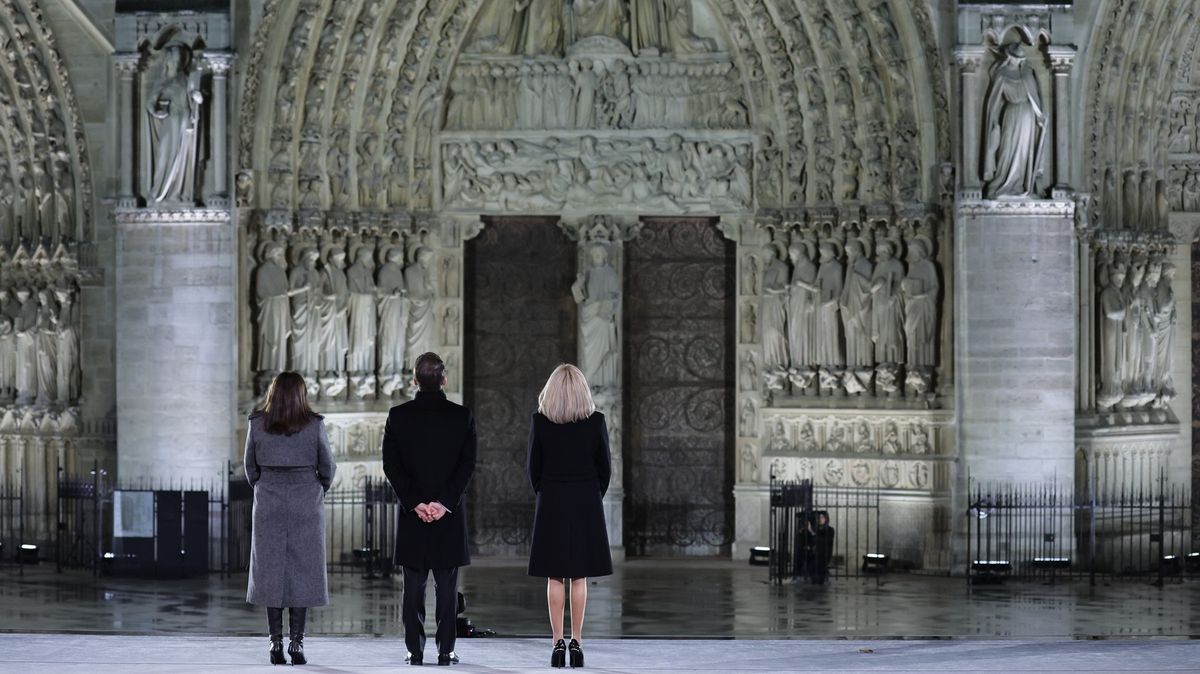 V Paříži po požáru slavnostně otevřeli opravenou katedrálu Notre-Dame