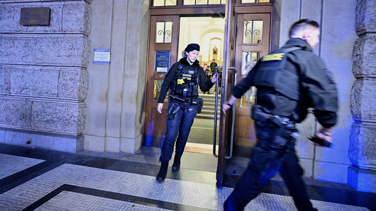Policisté rok od střelby: pořád vidíme studenty na střeše i vrahův arzenál