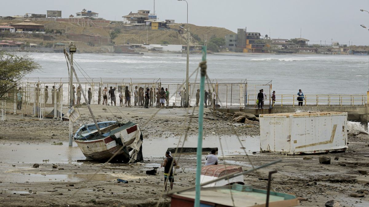 Mohutné vlny devastují pobřeží Peru a Ekvádoru. Jsou zavřené přístavy i pláže