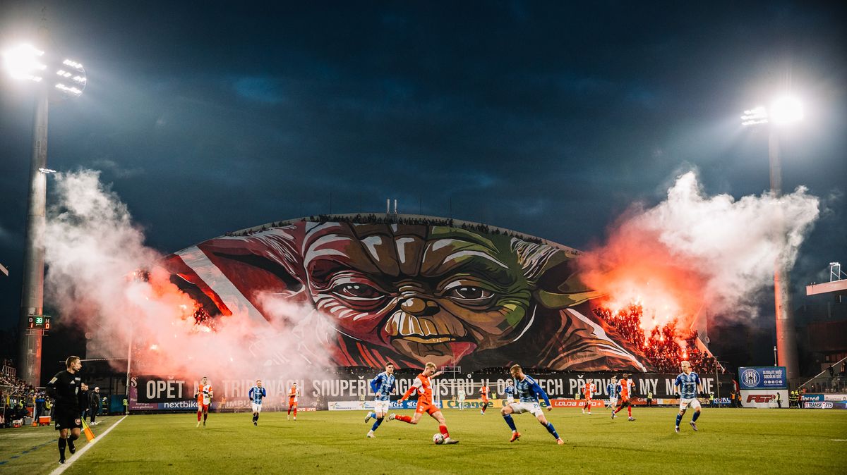 Fotoreportáž: Fans Slavie na výjezdu roku povýšili fotbal na umění