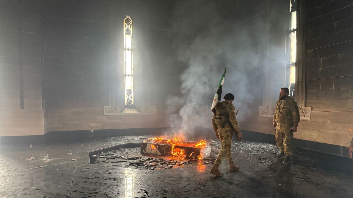 Video: Rebelové zapálili hrobku Asadova otce