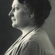 Františka Plamínková, česká politička, novinářka, feministka a organizátorka československého a mezinárodního ženského hnutí. Zasloužila se mimo jiné i o zavedení ženského volebního práva v Československu. Střílení žen a dívek začalo v sobotu 30. 5. 1942, kdy bylo povražděno prvních šest žen (Margareta Baumgartnerová – 31 let, Anna Bušovská – 28 let, Terezie Dostálová – 40 let, Jarmila Kubíková – 48 let, Anna Máčková – 41 let, Růžena Prokůpková – 31 let). Nejvíce žen a dívek v jeden den (9) bylo zastřeleno 30. 6. 1942. Blažena Ziethammelová (27), Marie Slavíková (46), Zdeňka Schwarzová (36), Ludmila Přídalová (28), Františka Plamínková (67), Emilie Oplatková (49), Anna Kintnerová (37), Anna Hrubá (28) a Růžena Kamperová (66).