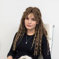 Ruslana kdysi sama bývala pacientkou centra Superhumans. Dnes v něm pracuje a pomáhá lidem, které potkal stejný osud. 