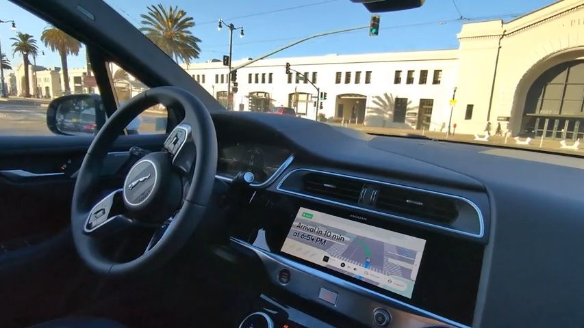 Svěřil jsem život do rukou umělé inteligence. Robotaxi řídí lépe než lidé