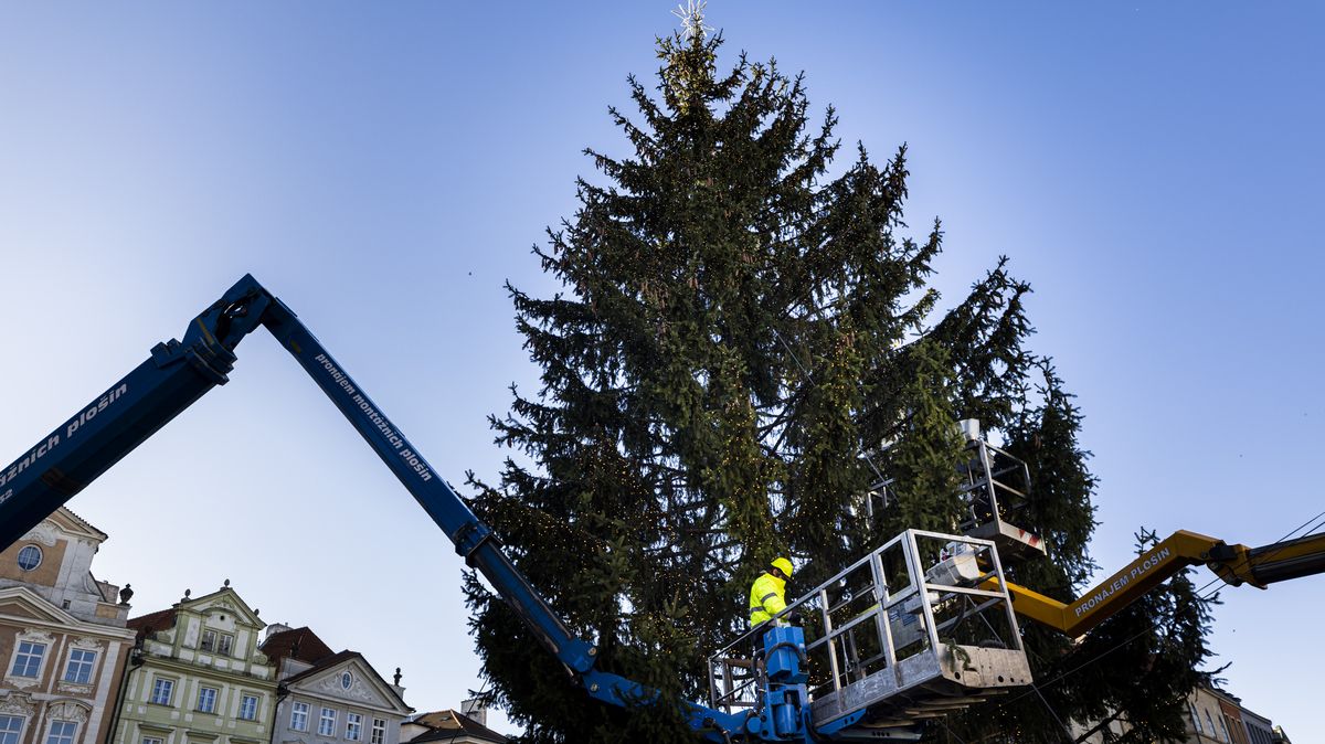 Zahájení trhů na Staroměstském náměstí přilákalo tisíce lidí