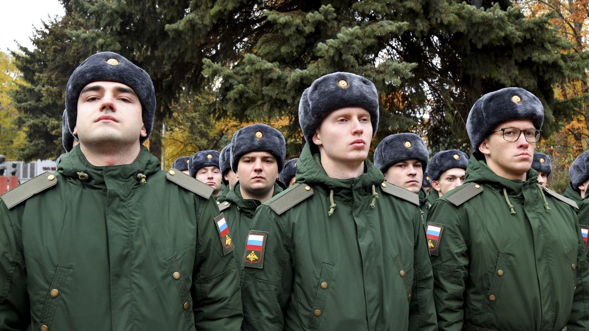 Putin posílá na Ukrajinu jednotky na jedno použití, říká ruský novinář