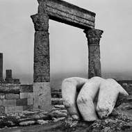 Nová výstava Josefa Koudelky v Uměleckoprůmyslovém muzeu v Praze nese název Ruiny. (Fotografie: Jordánsko, Amman, 2012) 