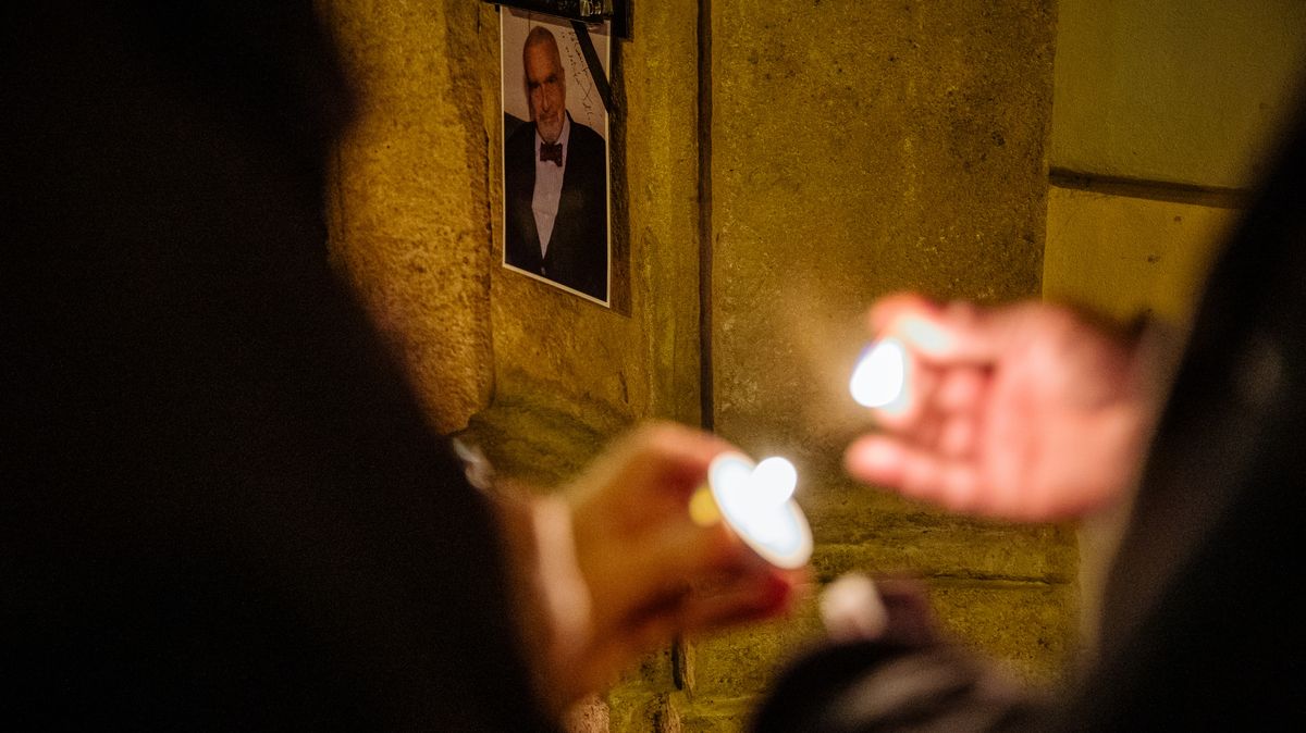 Lidé se svíčkou v ruce vzpomínali na Schwarzenberga. Vybrali speciální den