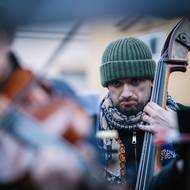 Část hudebníků ji hrála pod Karlovým mostem podruhé…