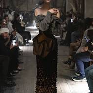 Kolekci pojmenovanou jako „Artisanal“ (řemeslná) trvalo ručně vytvořit dlouhých 12 měsíců ve skicách a devět měsíců ve fyzické výrobě.