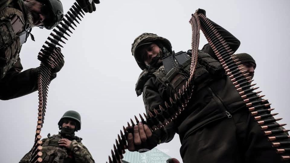 Fronta zezelenala. Ukrajinci usilovně budují opevnění, Rusové mají dva cíle