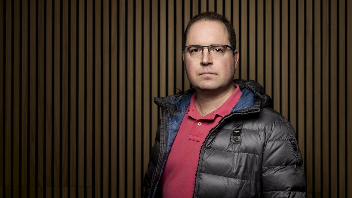 Billboardového bosse stíhá policie. Pomohl tomu pražský aktivista