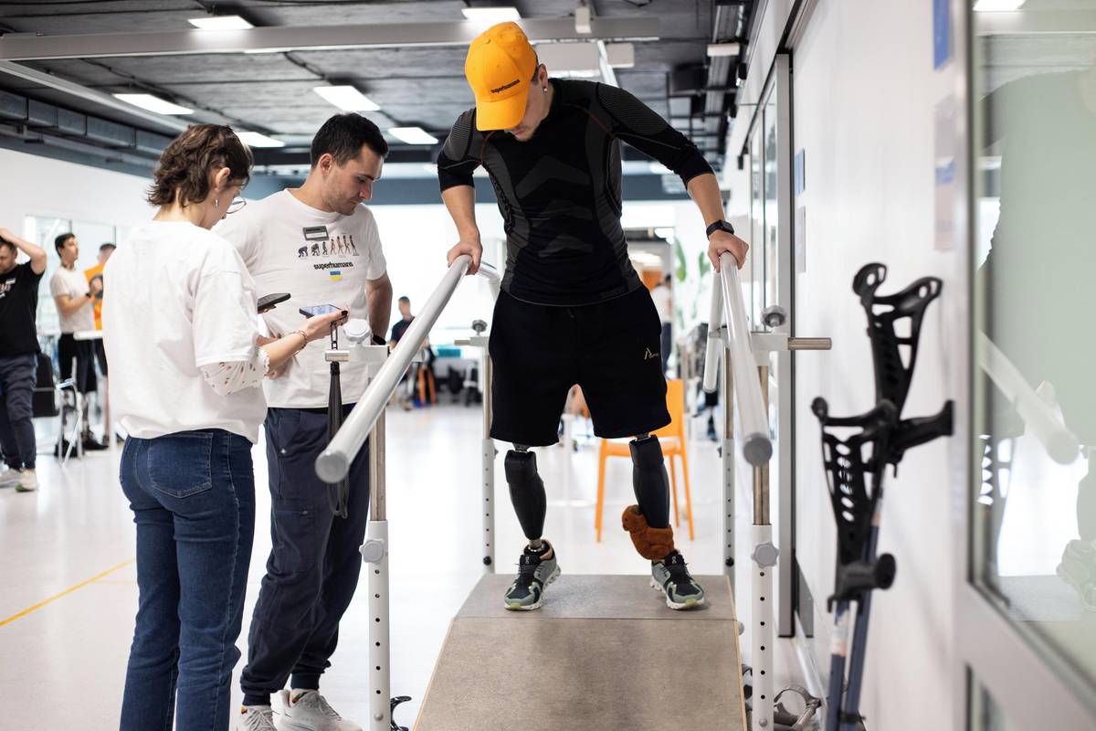 V tělocvičnách centra Superhumans probíhají pravidelné skupinové rehabilitace. Z reproduktorů během nich vyhrávají populární rádiové hity.