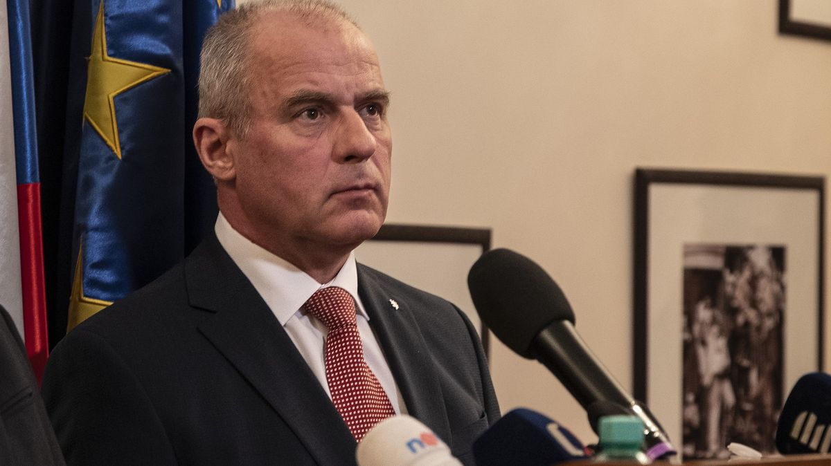 Do zakázky na financích vstoupil šéf vojenské tajné služby, píše firma