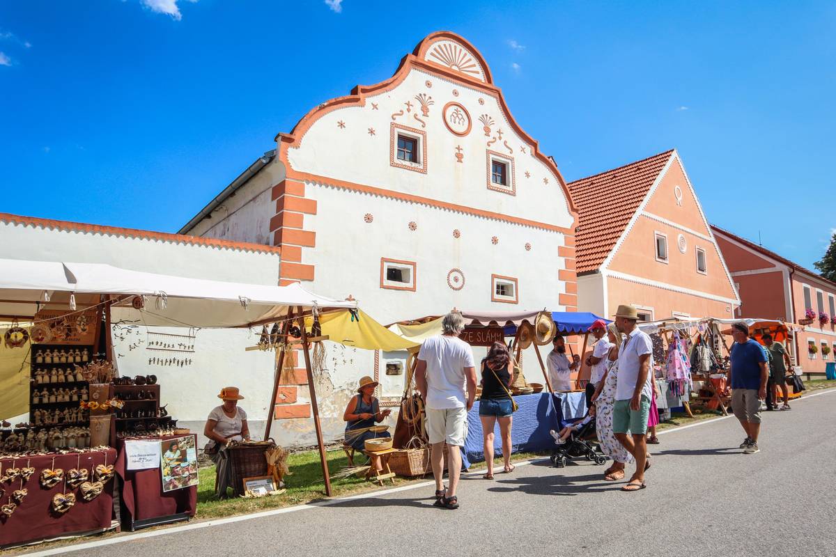 Holašovice při konání trhů