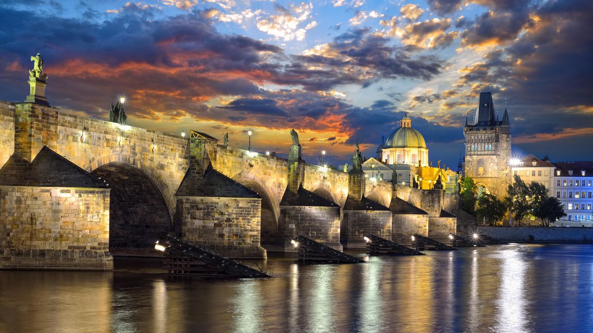 Karlův most je nejen unikátní stavba. Nese i příběh plný symbolů