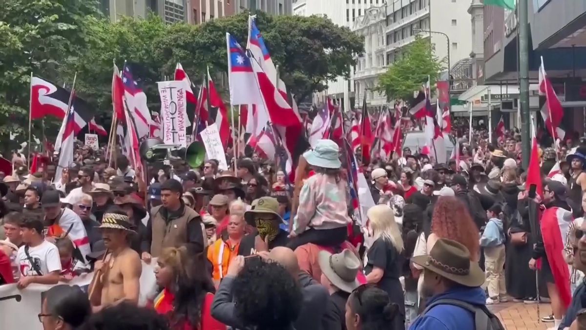 Video nebývalého protestu: Maorští válečníci přivedli do města davy