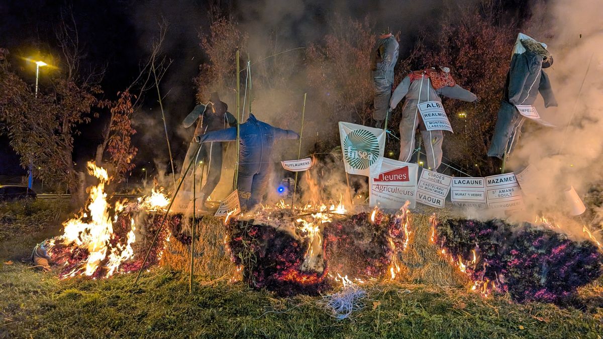 Fotky: Odpadky úředníkům až na nádvoří. Francouzští zemědělci slibují chaos