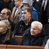 Přišel rovněž bývalý Zemanův poradce Martin Nejedlý, vedle kterého je někdejší ministr zahraničních věcí Jan Kohout. Před Nejedlým sedí rovněž  bývalá ministr Miroslav Grégr.