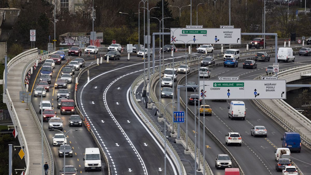 Fotky: Nejvytíženější most v republice je zase volný. Praha si uleví