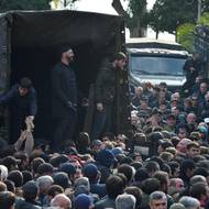 Prezidentský úřad podle agentury Reuters v odpovědi na protesty uvedl, že návrh normy o investiční dohodě s Ruskem bude zrušen, ačkoliv v pátek měl abchazský parlament v úmyslu projednat ratifikaci dohody s Moskvou. Opoziční politici žádají, aby prezident Aslan Bžanija rezignoval.