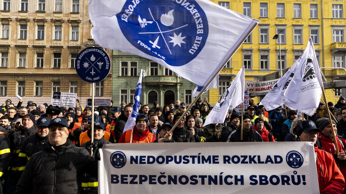 „Musíme mít vedlejšáky.“ Protestující policisté a hasiči cepovali Rakušana