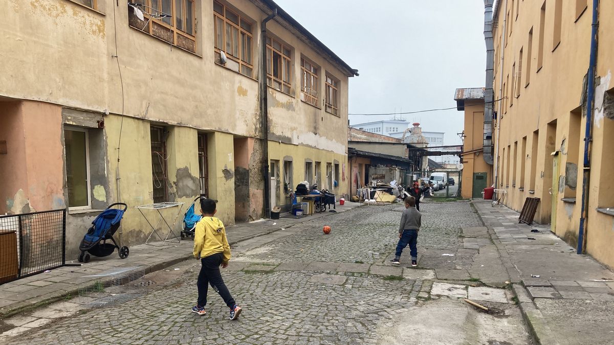 Pomoc v nouzi? Lidé se ze zavřené ubytovny přesunuli na jinou nebo do azyláku