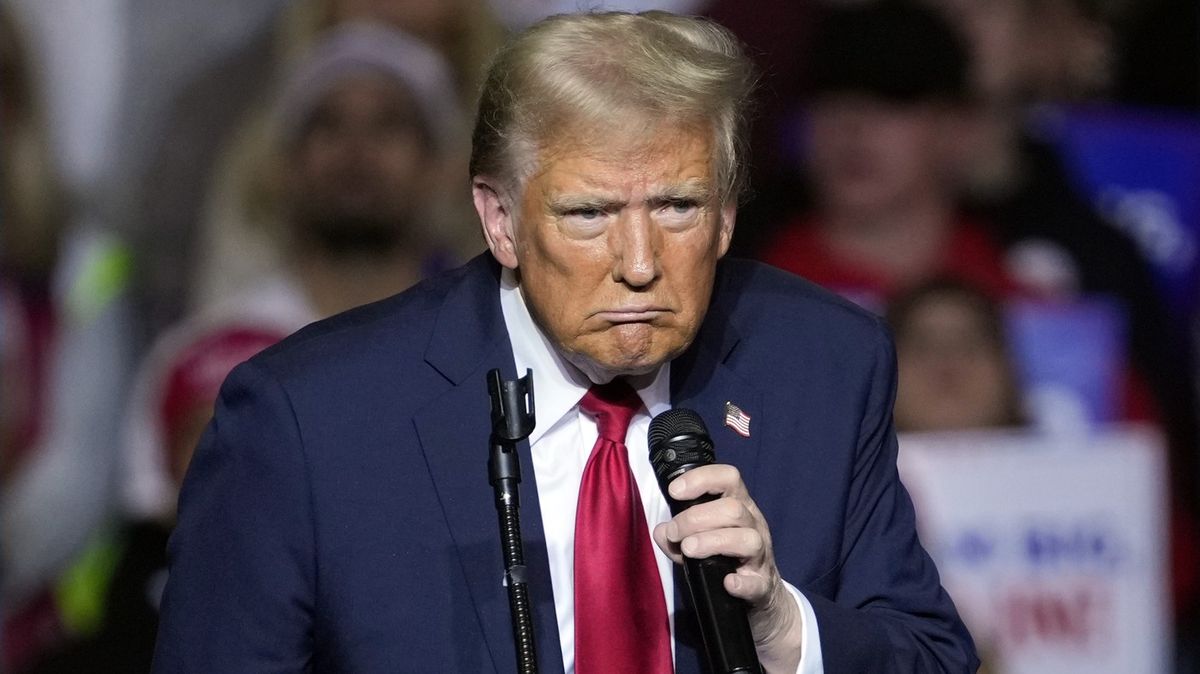 „Mám z nich v zákulisí vymlátit duši?“ Trump se na mítinku rozzuřil