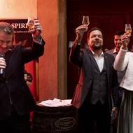 Akci navštívil také irský velvyslanec Alan Gibbons. Ochutnal zejména české whisky a byl překvapený počtem tuzemských producentů. Na snímku s pořadateli festivalu Mirkou Kverkovou a Zdeňkem Kortyšem.
