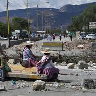 Morales, který byl v letech 2006 až 2019 prvním indiánským prezidentem Bolívie, obvinění odmítá a označuje je za vykonstruovaná. Cílem má být snaha zabránit mu v návratu k moci.

(Zablokovaná silnice spojující Cochabambu s La Paz, 28. října.)