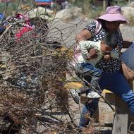 V pátek také Morales oznámil hladovku. Žádá zahájení politického a ekonomického dialogu a vyzval své příznivce, aby přerušili protesty a zabránili tak „krveprolití“.

(Zablokovaná silnice spojující Cochabambu s La Paz, 28. října.)