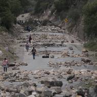 V projevu k národu prezident Arce uvedl, že pokud nebudou blokády zrušeny, „nebude možný žádný dialog“. Prohlásil, že nátlaková taktika, kterou se Moralesovi stoupenci snaží zabránit jeho zatčení, dusí ekonomiku.

(Bolivijská obec Sipe Sipe, 31. října 2024.)