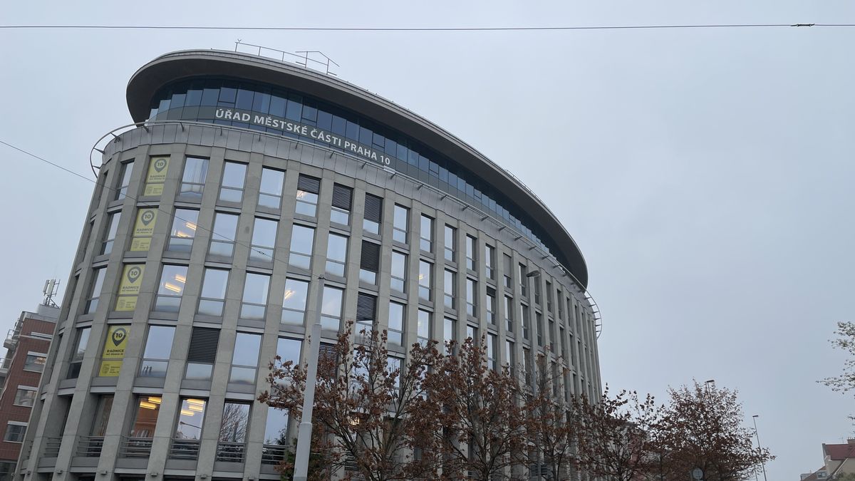 „Ignorace existence zákona.“ Praha 10 porcovala zakázku, zastupitelé mlčí