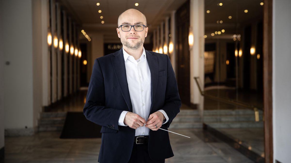 České filharmonii prospělo omlazení i větší genderová vyváženost, říká šéfdirigent KSO Ondřej Vrabec