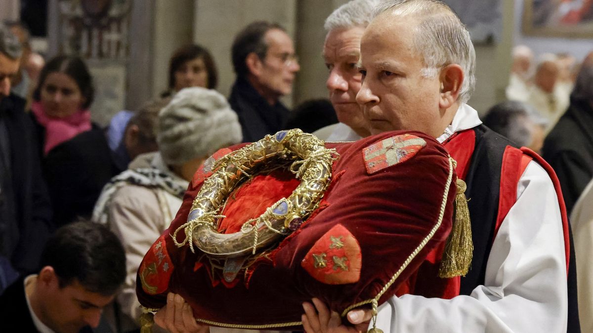 Trnová koruna, připisovaná Ježíši Kristovi, je zpět v katedrále Notre Dame