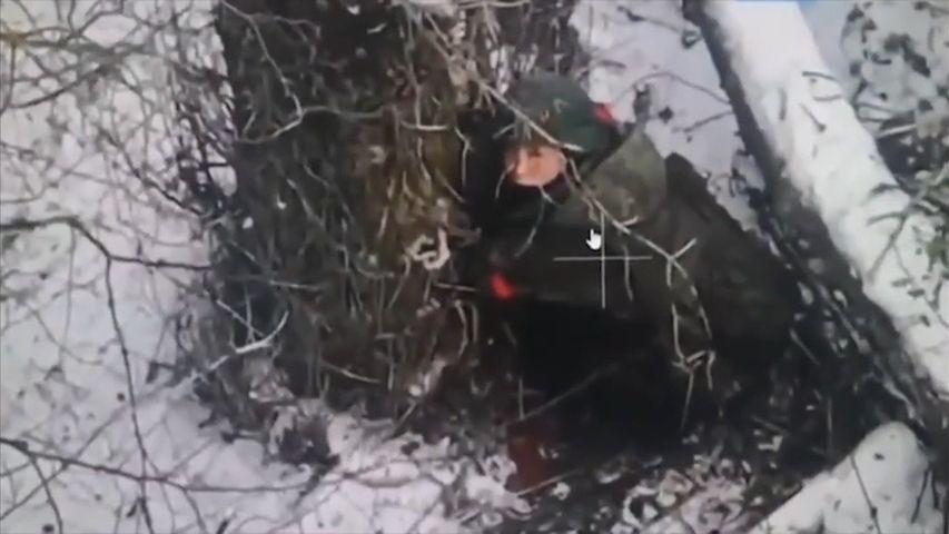 Video: Rusové pálí obličeje zabitých Severokorejců, tvrdí Zelenskyj
