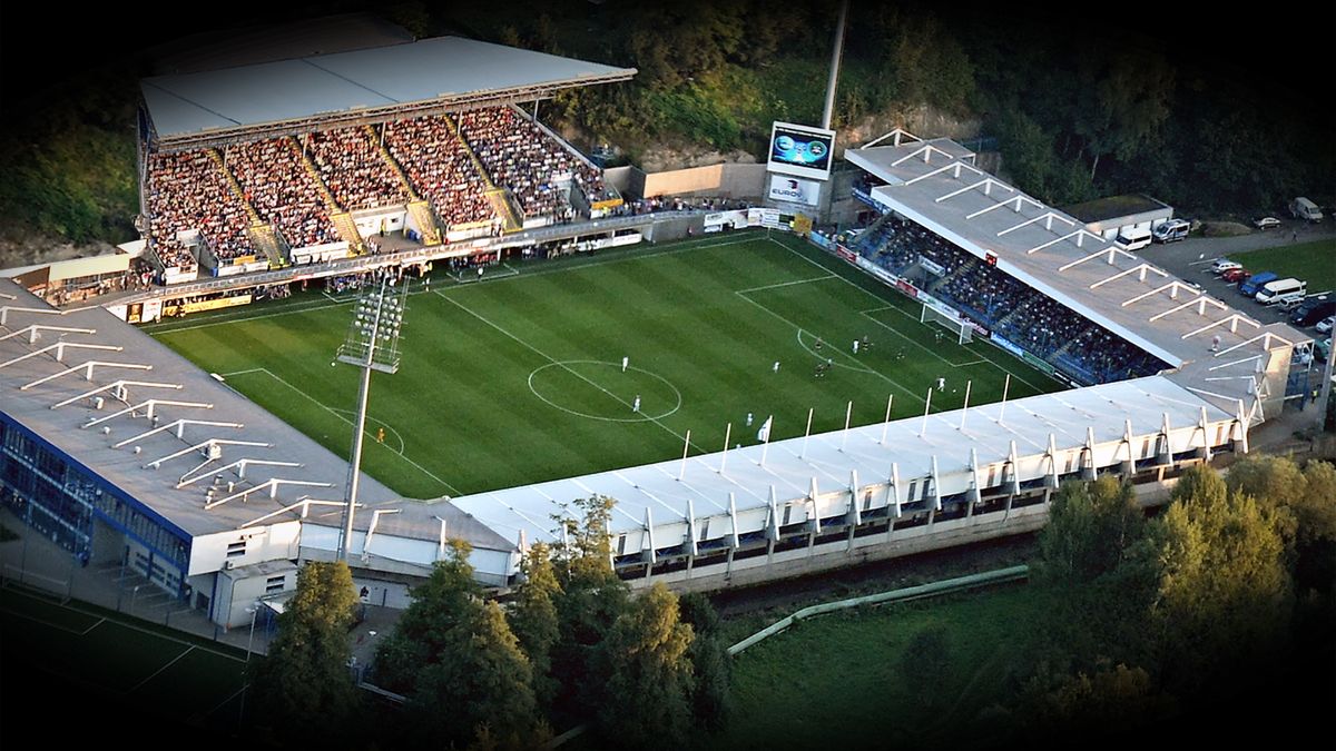 Bohatý fotbal láká investory, chudší hokej tolik netáhne