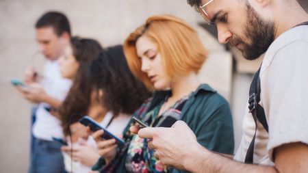 Pracovní návyky Gen Z: Smlouva ideálně v mobilu, táhnou firemní influenceři
