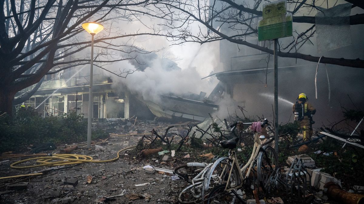 V nizozemském Haagu se po výbuchu částečně zřítil obytný dům