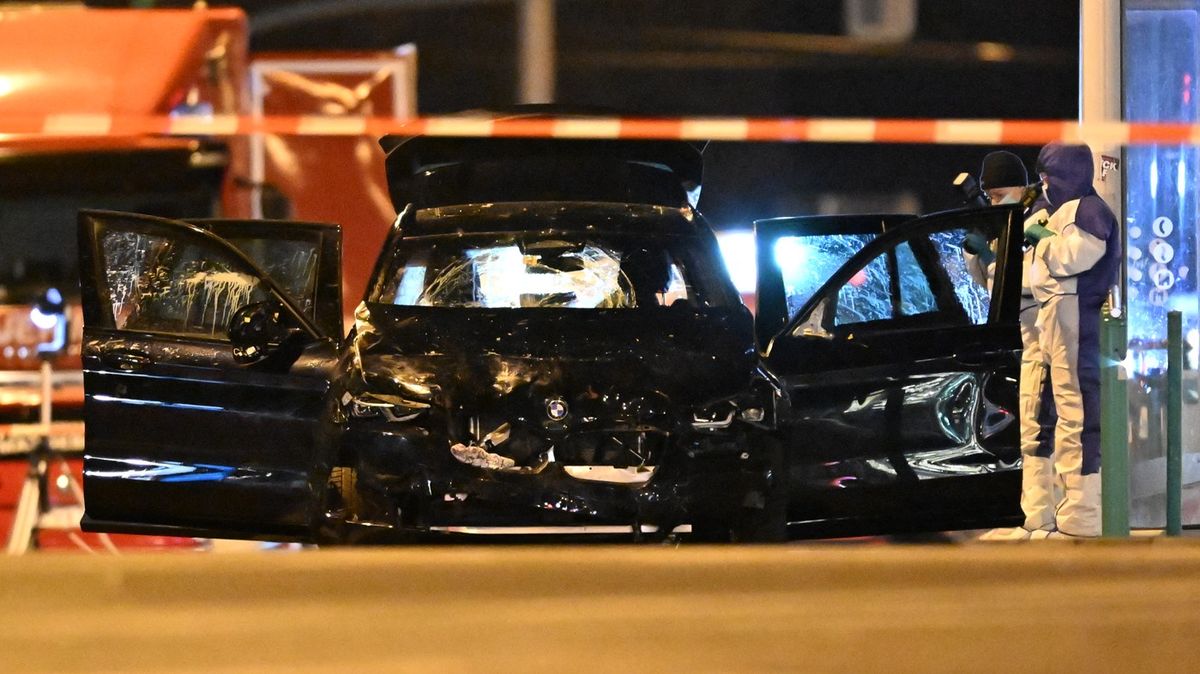 „Řidič nebrzdil, auto prostě projíždělo lidmi,“ popisuje svědek útok na trzích