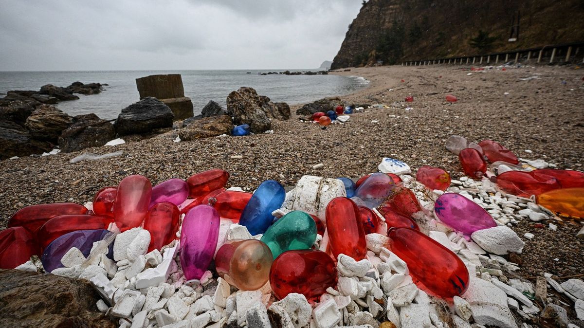 Fotky: Sbírá odpad naší doby, aby upozornil na nesmyslné nadužívání plastů