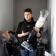 Pacienti dostanou nejprve dočasnou protézu, se kterou se učí chodit a absolvují rehabilitace. Mezitím jim tým specialistů vytvoří trvalou náhradu, říká mediální manažer centra Andrij.