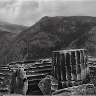 Ukazuje Koudelkovy fotografie z míst antické civilizace, zachycené v období od roku 1991 do 2017. Právě fotografie z řeckých Delf celý cyklus Ruiny započala. 