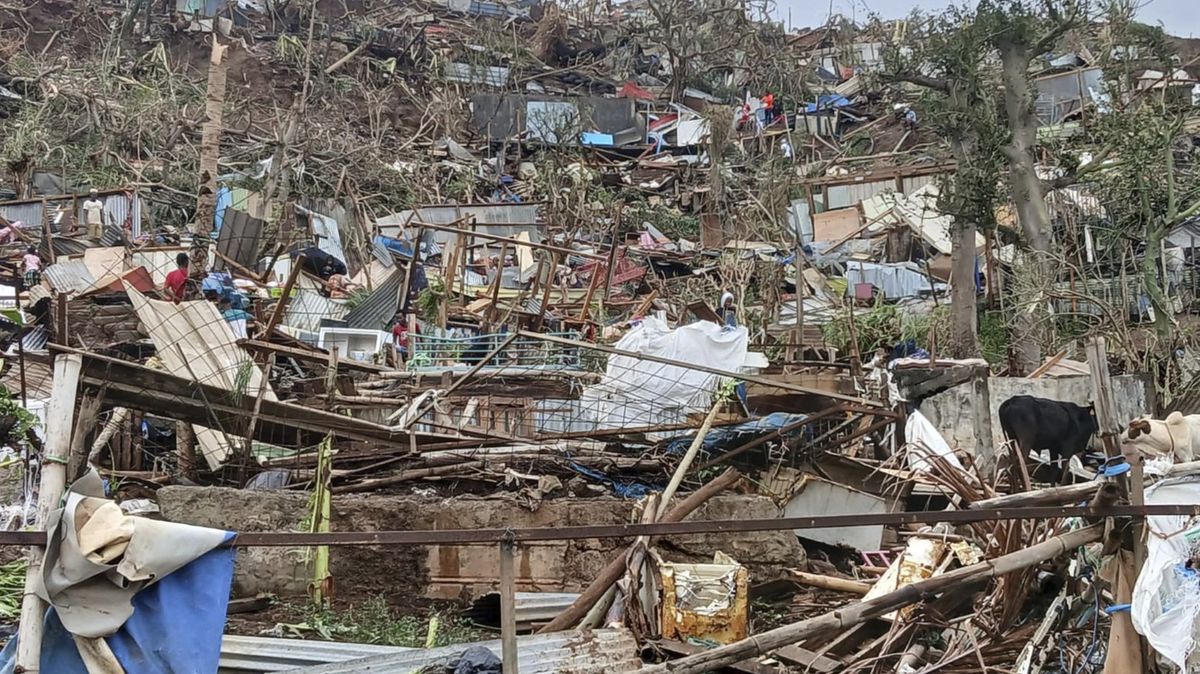 Fotky: Zůstala jen spoušť. Obětí bouře století na Mayotte může být i tisíc