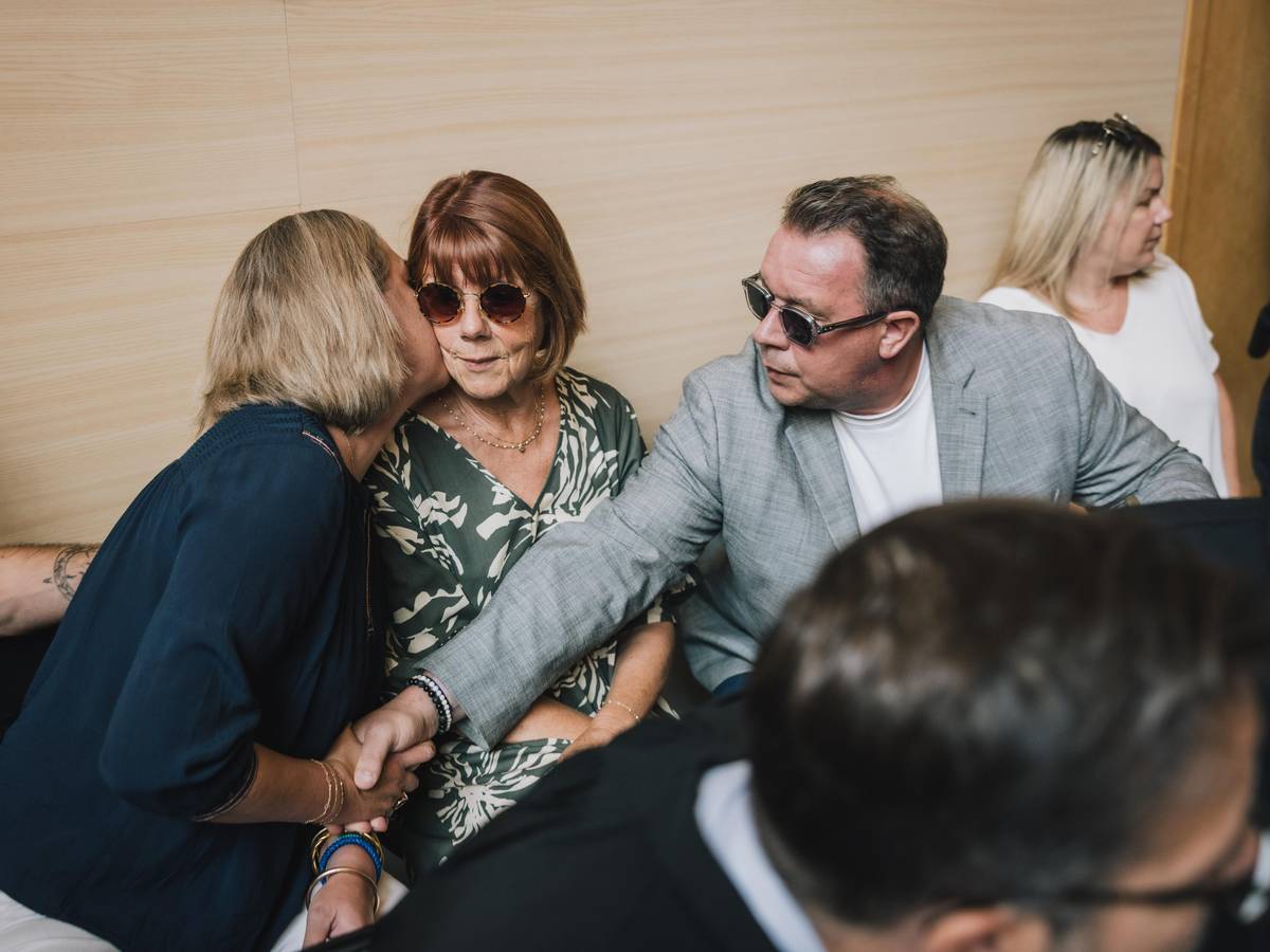 Gisèle Pelicotová od počátku zaujala svou odvahou. Rozhodla se navzdory návrhu soudu, aby proces probíhal veřejně. Dovolila také, aby na jednání byla přehrávána videa jejího znásilňování.

(Gisèle Pelicotová během prvního dne procesu, 2. září 2024 ve francouzském Avignonu.)