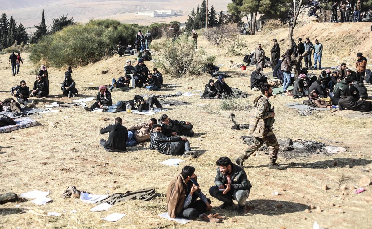 Ve vězení Sajdnájá byly drženy tisíce stoupenců protiasadovské opozice. Podle serveru Middle East Eye se jí kvůli mučení a popravám přezdívalo „syrská jatka“. (Lidé čekají u věznice na vyšetřovací týmy poté, co povstalecké hnutí Haját Tahrír aš-Šám (HTS) osvobodilo ze Sajdnáji 3500 vězňů, 9. prosince.)