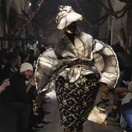 Na vrcholu své pětatřicetileté kariéry se rozhodl vyhnout pozornosti, stejně jako to udělal jeho předchůdce Martin Margiela – a možná ze stejného důvodu.