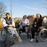 Šestadvacetiletý Denys s dalšími pacienty ze slunného odpoledne kouří před budovou lvovského centra Superhumans.