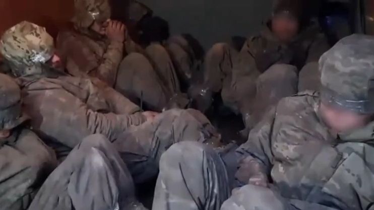 Video: Ukrajinci se chlubí, že zajali ruské mariňáky v jejich svátek