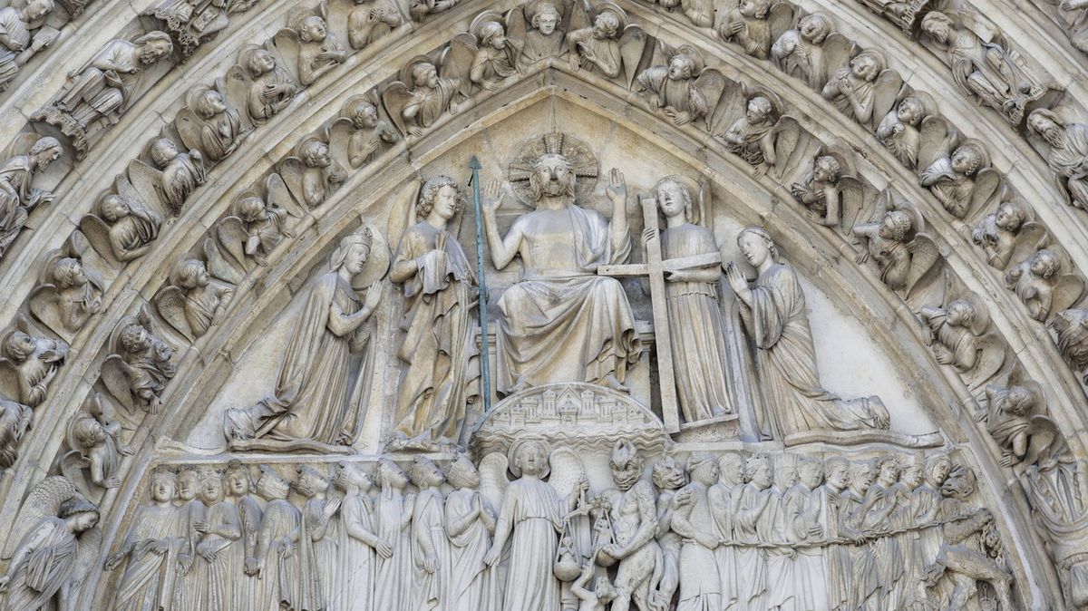 Obrazem: První pohled do opravené katedrály Notre-Dame